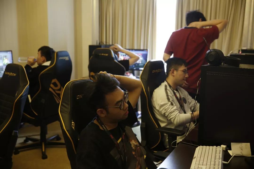 想教YIKE玩？Kanavi看完比赛后操刀大卑 目前打出1-7的战绩