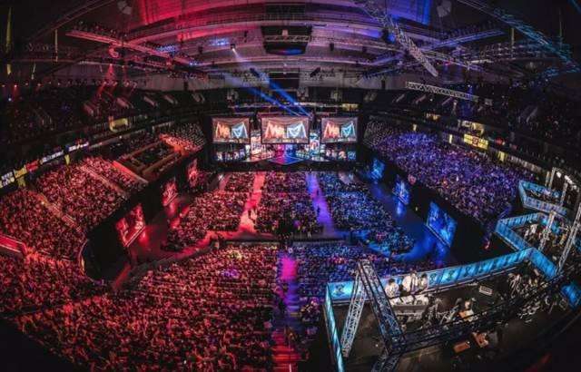 目前LCK联赛前三名的队伍是：T1、DK、GEN Clozer选手以400积分占据POG榜首位置